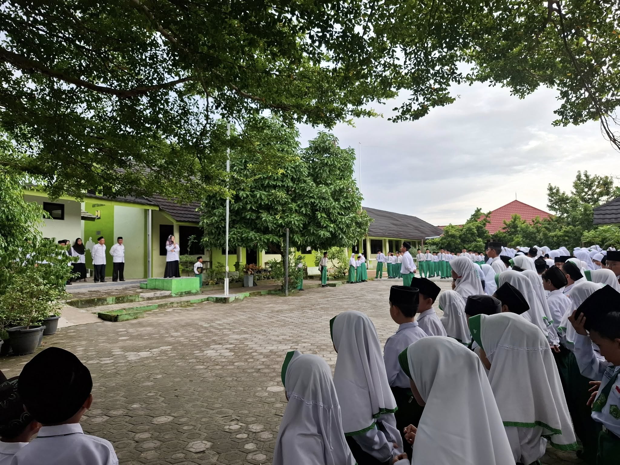 Upacara Bendera Senin Pagi di MIN 1 Bangka Berlangsung Khidmat dan Tertib